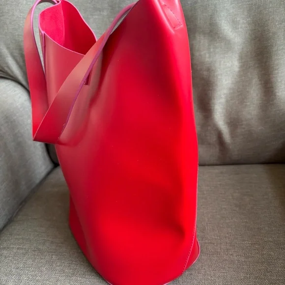 Elizabeth Arden Sleek Red Leather-Look Bucket Tote INV25/486 - Picture 7 of 12